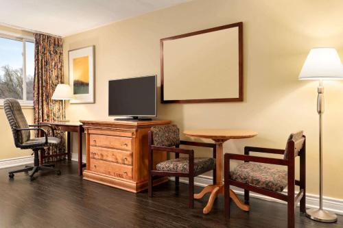 TV o dispositivi per l'intrattenimento presso Travelodge by Wyndham Richmond Hill