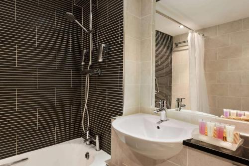 Un baño de Riverside Hotel