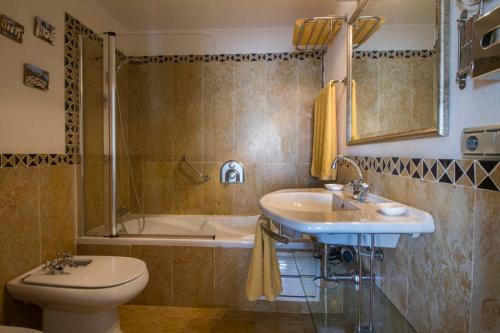 a bathroom with a sink and a toilet and a tub at Sabater in Altea