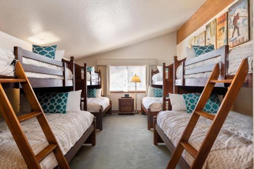Poschodová posteľ alebo postele v izbe v ubytovaní Villas at Zermatt Resort - Condos