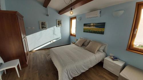 a small bedroom with a bed and a window at Lumacanda in Mombaroccio