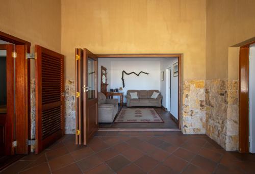 - un couloir avec un salon doté d'un canapé dans l'établissement Daberas Guest Farm, à Augrabies