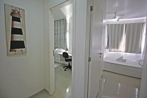 リオデジャネイロにあるRio Spot Homes Copacabana D040のベッドルーム1室(ベッド1台、窓付)