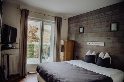 - une chambre avec un grand lit et une fenêtre dans l'établissement Les Terrasses sur Seine, à Vernon