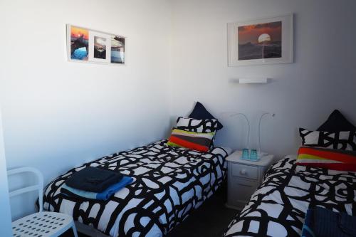 2 camas individuales en una habitación con 2 colchas en VILLA DE LA VISTA, en Playa Blanca