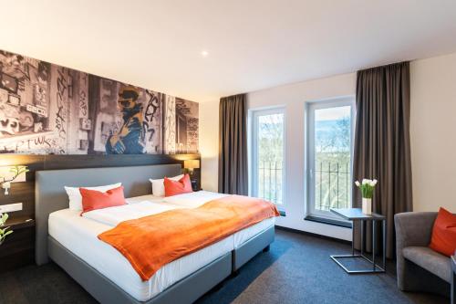 um quarto de hotel com uma cama e uma janela em Hotel Duda Langenbruck em Langenbruck