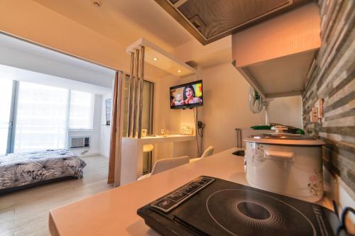 Nhà bếp/bếp nhỏ tại A2JSuites 1BR Azure Smart Home Suite Near Malls & Airport