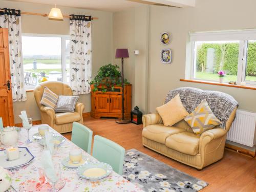 a living room with a table and chairs at Sunset View in Williamstown