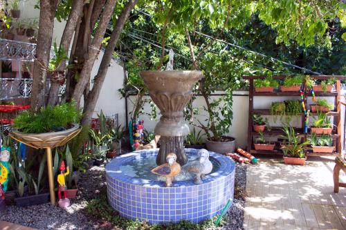 dos patos de goma en una fuente en un jardín en Casa Mirar Recife de Olinda en Olinda