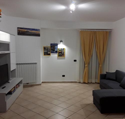 a living room with a couch and a television at Casa vacanze GALA in Fiumicino