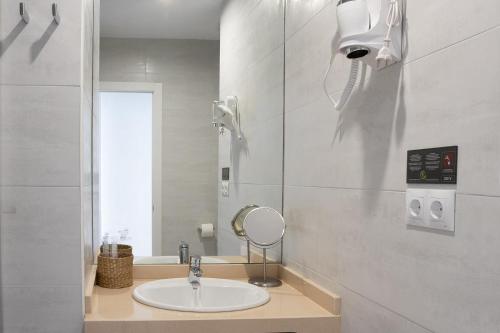 A bathroom at Hotel Matilde by Grupo Matilde