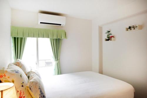 a small bedroom with a bed and a window at KIYOMIZU GOJO IZUMO SOU-Vacation STAY 72418 in Kyoto