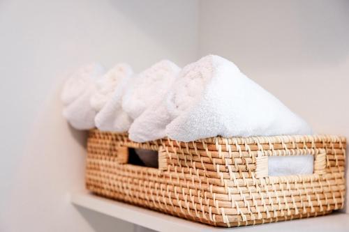 a basket of towels sitting on a shelf at KIYOMIZU GOJO IZUMO SOU-Vacation STAY 72418 in Kyoto