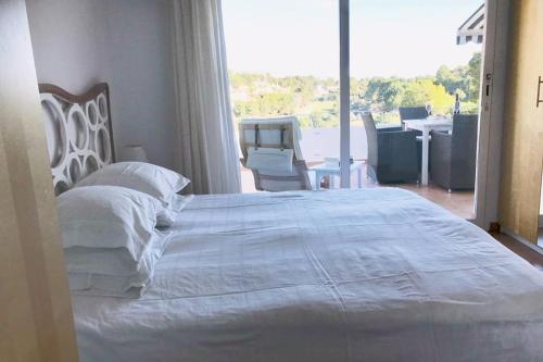 ein Schlafzimmer mit einem großen weißen Bett und einem Balkon in der Unterkunft Altea la Vella in Altea