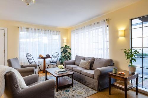 a living room with a couch and a table at Diablo Mountain Inn Walnut Creek in Walnut Creek