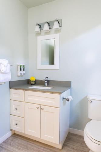 a bathroom with a white sink and a mirror at Diablo Mountain Inn Walnut Creek in Walnut Creek