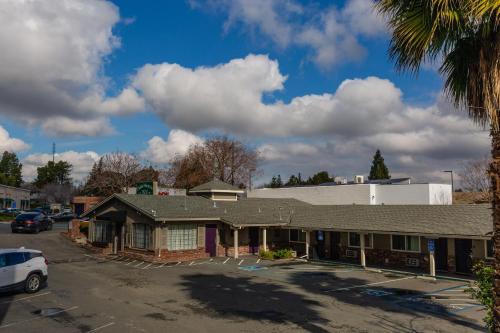 a building with a car parked in a parking lot at Diablo Mountain Inn Walnut Creek in Walnut Creek
