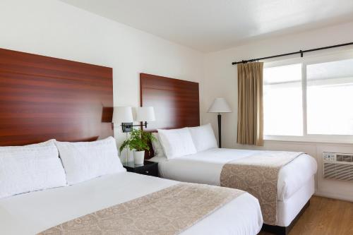 a hotel room with two beds and a window at Diablo Mountain Inn Walnut Creek in Walnut Creek