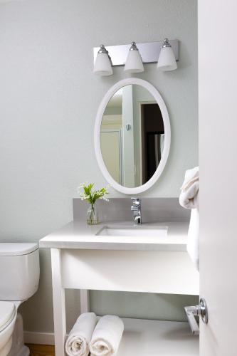 a bathroom with a white sink and a mirror at Diablo Mountain Inn Walnut Creek in Walnut Creek