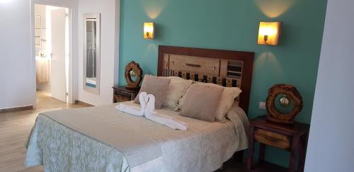 a bedroom with a bed with two white towels at Villa Tejeguate in Frontera
