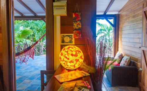 a room with a lamp in theoyer of a house at L'Îlot Palmiers in Pointe-Noire