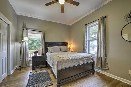Schlafzimmer mit einem Bett und einem Deckenventilator in der Unterkunft Sweet Southern Pines Abode with Yard and Covered Porch in Southern Pines