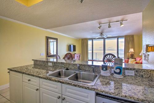 eine Küche mit einem Waschbecken und Meerblick in der Unterkunft Beachfront Condo with Emerald Beach Resort Amenities in Panama City Beach