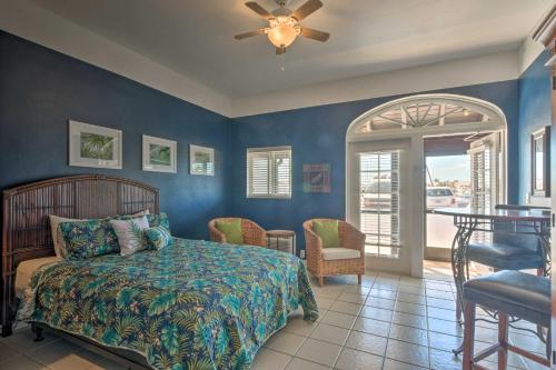 1 dormitorio con 1 cama, mesa y sillas en Studio with Marina Views 15 Mi To Everglades!, en Naples