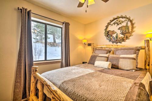 - une chambre avec un lit et une grande fenêtre dans l'établissement Mountain Paradise with Grill, WiFi and Stunning Views!, à Cripple Creek