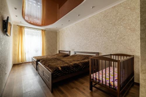 - une chambre avec 2 lits et une fenêtre dans l'établissement Kyivska Apartments, à Lviv