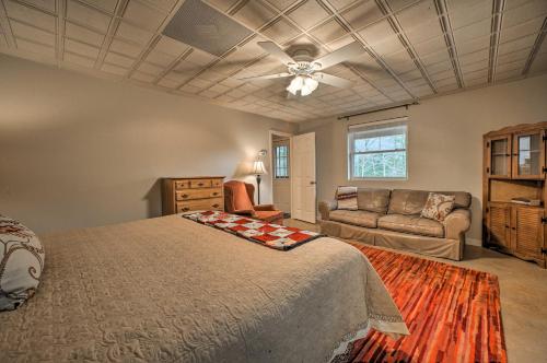 1 dormitorio con 1 cama y ventilador de techo en Family and Fisherman Friendly Home on Beaver Lake!, en Garfield