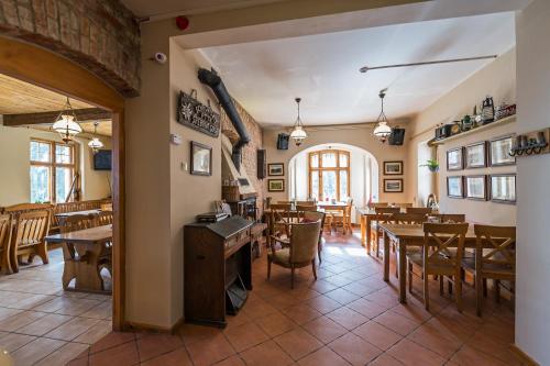 um restaurante com mesas e cadeiras num quarto em Villa Hubertus em Srebrna Góra