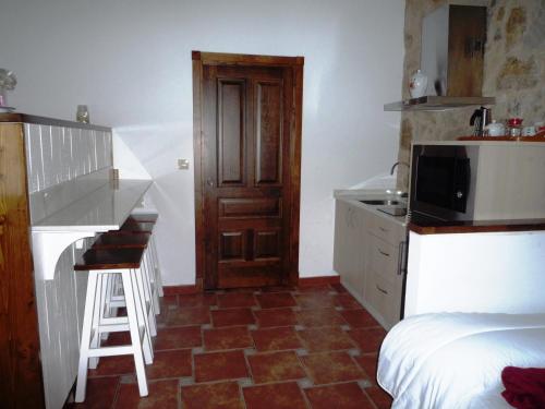 1 dormitorio con cama, escritorio y lavamanos en Casa da Gándara Apartamento en Boimorto