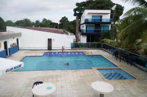 Apartamento en Coveñas cómodo y acogedor tesisinde veya buraya yakın yüzme havuzu