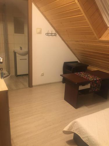 um quarto com uma escada com um banco e um lavatório em Kwatery u Anety em Ustrzyki Górne