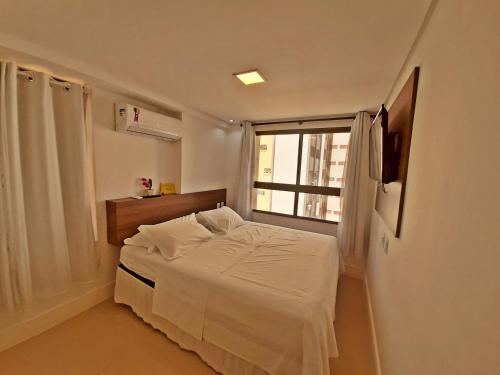 Habitación pequeña con cama y ventana en GoldFlat, en João Pessoa