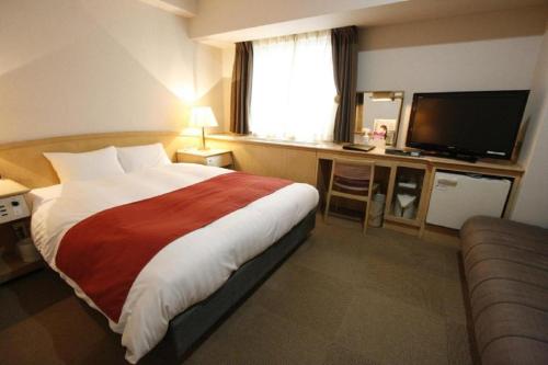 東京的住宿－Hotel Abest Meguro / Vacation STAY 71390，一间酒店客房,配有一张大床和一台平面电视