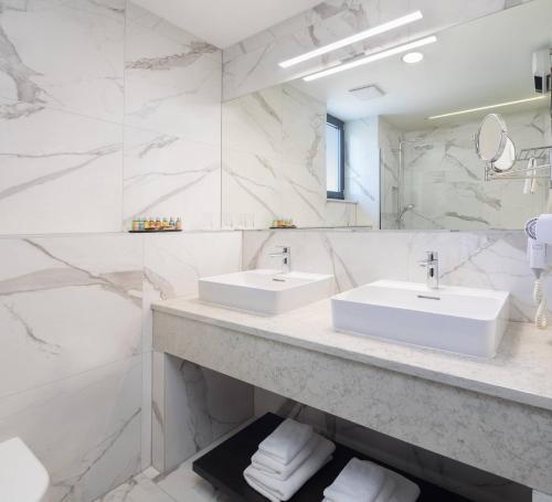 Koupelna v ubytování Ellure Luxury Suites