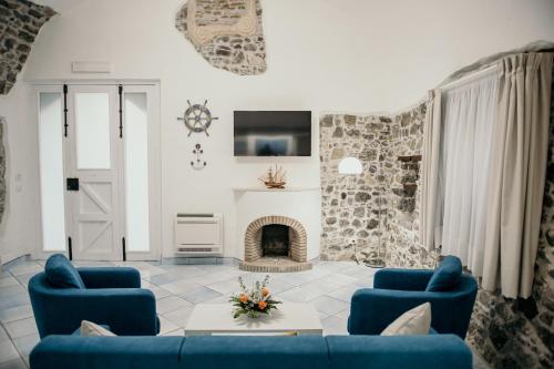 ein Wohnzimmer mit blauen Sofas und einem Kamin in der Unterkunft Cilento Apartment in Villammare