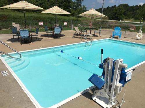ein Schwimmbad mit einem Roboter, um einen Schwimmer ins Wasser zu schieben in der Unterkunft Cassville Four Seasons Inn & Suites in Cassville