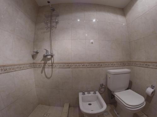 een badkamer met een douche, een toilet en een wastafel bij Depsal IX - Nva Córdoba - Zona Hospital Allende in Cordoba