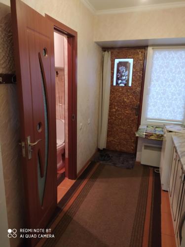 um quarto com uma porta e uma casa de banho com uma janela em HOME em Chisinau