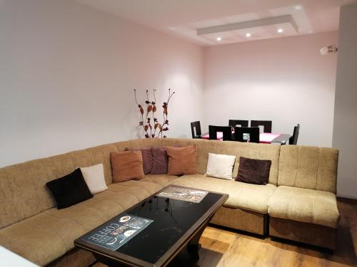 una sala de estar con un sofá y una mesa en Kapana Comfy 2BR Apartment in Top Center, en Plovdiv