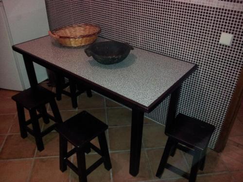 una mesa con dos sillas y un tazón en ella en Casa De Fora, en Aboim