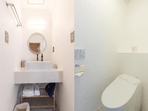 une salle de bain blanche avec toilettes et lavabo dans l'établissement Mykonos Resort Miura / Vacation STAY 72794, à Yokosuka