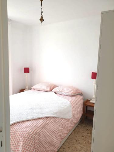 - une chambre avec un lit et deux lampes sur les tables dans l'établissement LA LAVANDE - Hyper centre - Wifi, à Cassis