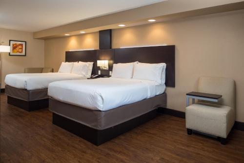 Rúm í herbergi á Holiday Inn Express & Suites San Antonio Medical Center North, an IHG Hotel