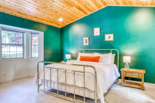 een slaapkamer met een bed en een groene muur bij Skyline Serenity in South Lake Tahoe