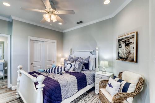 um quarto com uma cama e uma ventoinha de tecto em Sassy Seagull em Dauphin Island