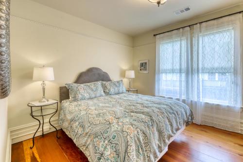 - une chambre avec un lit et une fenêtre dans l'établissement Lilac Victorian Downstairs, à Eureka